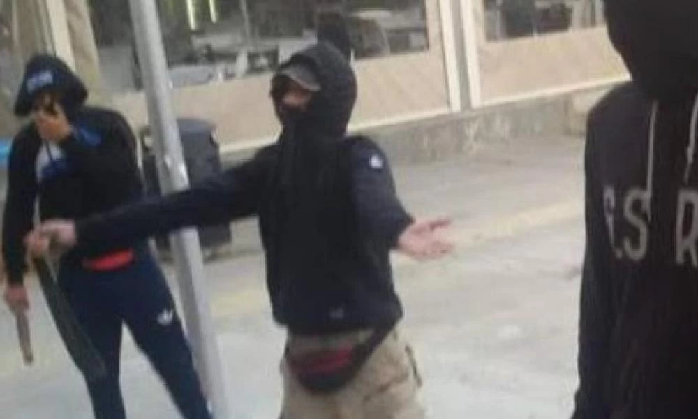Θεσπρωτία: Με ρόπαλα εισέβαλαν κουκουλοφόροι σε νυχτερινό κέντρο όπου εμφανιζόνταν γνωστός ράπερ